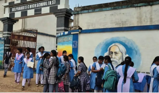 বই ছাড়াই উচ্চমাধ্যমিক পরীক্ষা, সাঁওতালি মাধ্যমের পড়ুয়াদের ভরসা শিক্ষকদের তৈরি নোট