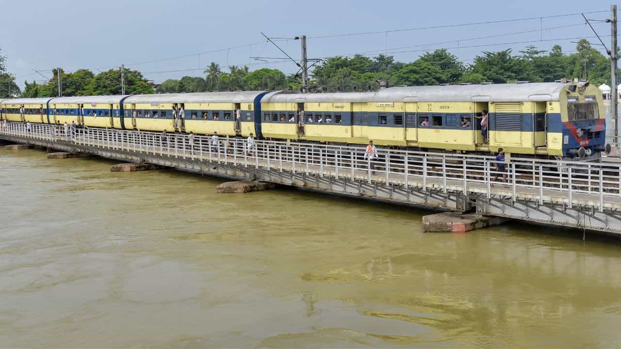 ঝুঁকি নিতে নারাজ রেল, তাই বাতিল হয়ে গেল একাধিক ট্রেন! কোন কোন ট্রেন ঘুরপথে যাবে?